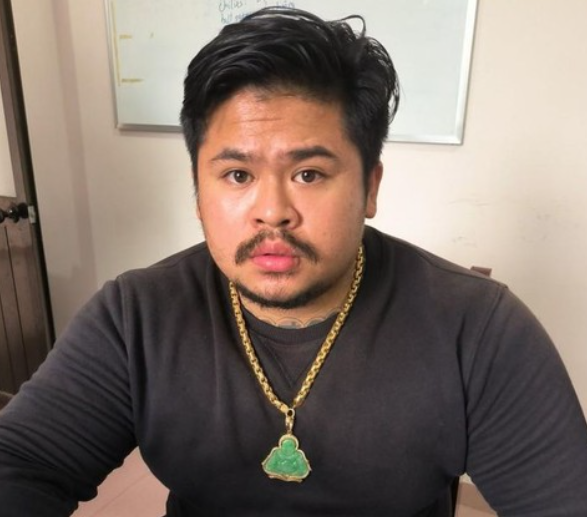 Hồ Quốc Khánh (tự Tèo "chùa", SN 2000; trú P.2, TP Đà Lạt) với tuổi đời còn trẻ, sớm nhiễm thói côn đồ, thuộc thành phần bất hảo, thường tụ tập một nhóm thanh niên có các hoạt động vi phạm pháp luật ở khu vực chợ đêm Đà Lạt; thuộc diện đối tượng bị Công an TP Đà Lạt theo dõi. Trước đó, ngày 17/4, tại một tiệm sửa điện thoại trên đường Nguyễn Công Trứ, Tèo "chùa" và Nguyễn Đình Tuấn A. (SN 1982, trú P.1 - TP Đà Lạt) xảy ra mâu thuẫn. Tèo "chùa" lấy dao chém A. bị thương nặng phải nhập viện. Ngày 3/5, Công an TP Đà Lạt đã khởi tố, bắt tạm giam Tèo "chùa". 