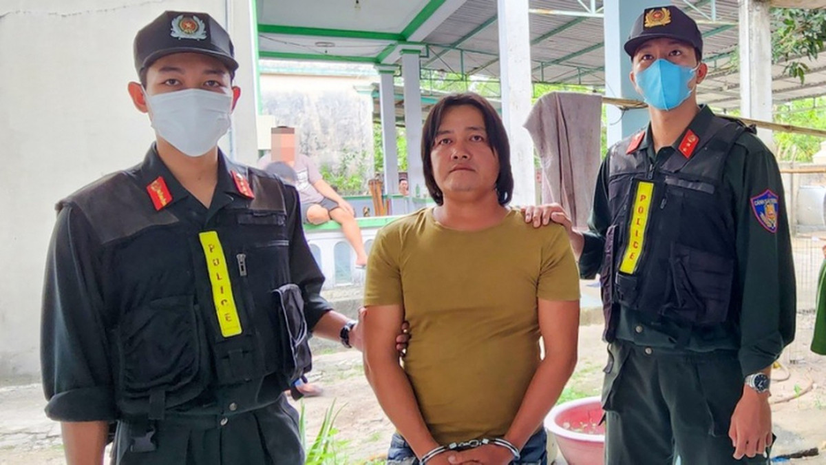 Văn Thế Sự ( 35 tuổi) với danh xưng Cọp bãi bổn cùng Huỳnh Văn Lắm (39 tuổi) là 2 người cầm đầu băng nhóm chuyên tổ chức đánh bạc bằng hình thức đá gà, lắc tài xỉu, giải quyết tranh chấp chiếm đất trên địa bàn xã Hàm Ninh, TP Phú Quốc, Kiên Giang. Nhóm này rất manh động, liều lĩnh luôn chuẩn bị sẵn hung khí để giải quyết mâu thuẫn với các băng nhóm khác, thường xuyên thực hiện các hành vi vi phạm pháp luật, gây mất an ninh trật tự, hoang mang, lo lắng cho người dân tại địa phương. Ngày 1/6, Công an tỉnh Kiên Giang đã khởi tố Cọp bãi bổn và đàn em về hành vi giết người. 