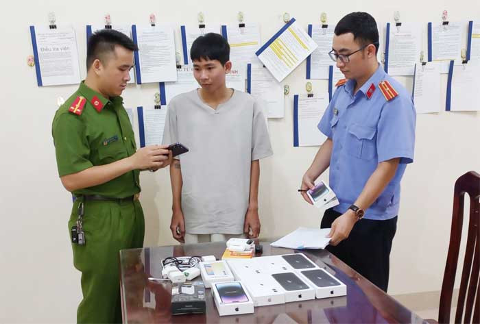 Bat nam thanh nien trom hang loat Iphone cao cap o Nam Dinh