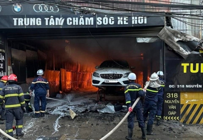 Chay gara o to o Ha Noi, 8 xe sang bi thieu rui: Den bu sao?