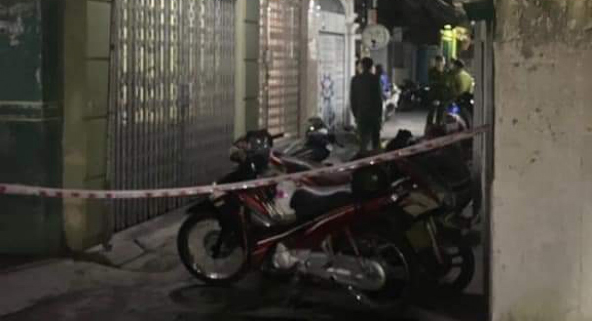  Dùng dao sát hại người tình rồi uống thuốc độc tự tử: Chiều 25/12/2022, chị H. (sinh năm 1990) trở về nhà trọ tại quận Lê Chân, TP Hải Phòng thì bị Đ.T.A. (sinh năm 1978) dùng dao đâm vào vùng ngực dẫn đến tử vong. Sau khi đâm chị H., hung thủ đã uống thuốc độc tự tử, nhưng được người dân phát hiện đưa đi cấp cứu nên không ảnh hưởng tính mạng. Nguyên nhân ban đầu được xác định mâu thuẫn tình cảm. 