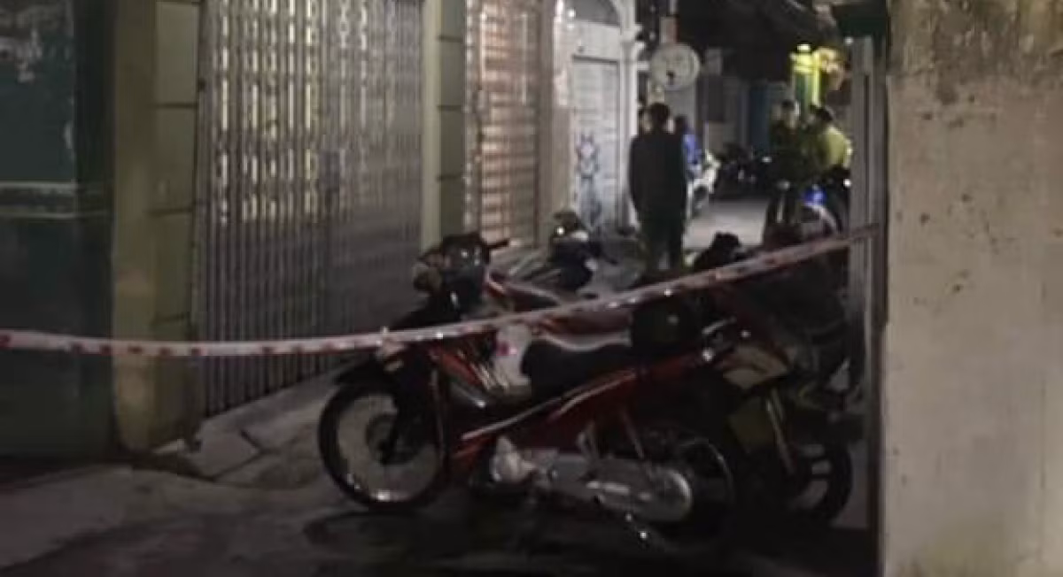  Dùng dao sát hại người tình rồi uống thuốc độc tự tử: Chiều 25/12/2022, chị H. (sinh năm 1990) trở về nhà trọ tại quận Lê Chân, TP Hải Phòng thì bị Đ.T.A. (sinh năm 1978) dùng dao đâm vào vùng ngực dẫn đến tử vong. Sau khi đâm chị H., hung thủ đã uống thuốc độc tự tử, nhưng được người dân phát hiện đưa đi cấp cứu nên không ảnh hưởng tính mạng. Nguyên nhân ban đầu được xác định mâu thuẫn tình cảm. 