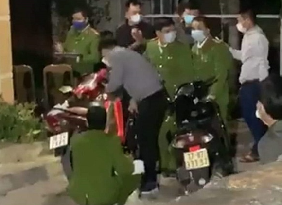  Mâu thuẫn, đâm chết người tình rồi tự tử: Ngày 25/2/2021, Phạm Văn Cường (31 tuổi, trú tại xã Thuần Thành, huyện Thái Thụy, tỉnh Thái Bình) tìm đến nhà chị Vũ Thị Th. (32 tuổi, sống tại tổ dân phố Đồng Tiến (Thị trấn Thanh Nê, huyện Kiến Xương, tỉnh Thái Bình) xin nối lại tình cảm. Trong lúc đang ăn cơm, giữa hai người xảy ra mâu thuẫn. Cường đã cầm dao (loại dao bầu chọc tiết lợn) đâm nhiều nhát khiến chị Th. tử vong tại chỗ. Sau khi gây án, đối tượng đâm vào bụng định tự sát nhưng không thành.