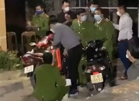  Mâu thuẫn, đâm chết người tình rồi tự tử: Ngày 25/2/2021, Phạm Văn Cường (31 tuổi, trú tại xã Thuần Thành, huyện Thái Thụy, tỉnh Thái Bình) tìm đến nhà chị Vũ Thị Th. (32 tuổi, sống tại tổ dân phố Đồng Tiến (Thị trấn Thanh Nê, huyện Kiến Xương, tỉnh Thái Bình) xin nối lại tình cảm. Trong lúc đang ăn cơm, giữa hai người xảy ra mâu thuẫn. Cường đã cầm dao (loại dao bầu chọc tiết lợn) đâm nhiều nhát khiến chị Th. tử vong tại chỗ. Sau khi gây án, đối tượng đâm vào bụng định tự sát nhưng không thành.