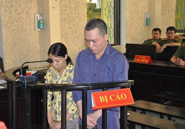 Lo sợ bị phát hiện, vợ chồng Hiệp lập tức bán mảnh đất đã thế chấp cho bà M lấy hơn 400 triệu đồng rồi về quê ở Hoa Lư thuê nhà sinh sống. Sau này, tại phiên xét xử, Hiệp bất ngờ chối bỏ toàn bộ tội trạng của mình. Anh ta nói không biết gì về việc nợ nần giữa nạn nhân M với vợ mình, việc vợ có ý định sát hại bà M để xù nợ anh ta cũng chẳng biết. Tuy nhiên, với những tài liệu, chứng cứ chắc chắn, HĐXX – TAND tỉnh Ninh Bình cho rằng đủ bằng chứng kết luận Hiệp là chủ mưu, trực tiếp thực hiện hành vi tội ác với bà M. HĐXX đã tuyên Hiệp phải chịu mức án tử hình, vợ Hiệp bị tuyên 30 năm tù giam.