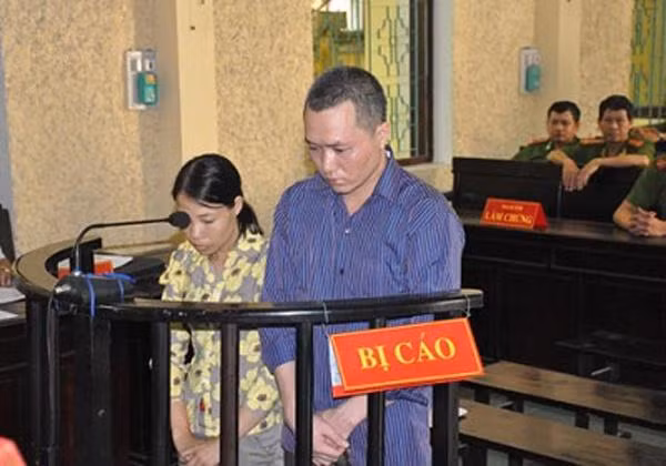 Lo sợ bị phát hiện, vợ chồng Hiệp lập tức bán mảnh đất đã thế chấp cho bà M lấy hơn 400 triệu đồng rồi về quê ở Hoa Lư thuê nhà sinh sống. Sau này, tại phiên xét xử, Hiệp bất ngờ chối bỏ toàn bộ tội trạng của mình. Anh ta nói không biết gì về việc nợ nần giữa nạn nhân M với vợ mình, việc vợ có ý định sát hại bà M để xù nợ anh ta cũng chẳng biết. Tuy nhiên, với những tài liệu, chứng cứ chắc chắn, HĐXX – TAND tỉnh Ninh Bình cho rằng đủ bằng chứng kết luận Hiệp là chủ mưu, trực tiếp thực hiện hành vi tội ác với bà M. HĐXX đã tuyên Hiệp phải chịu mức án tử hình, vợ Hiệp bị tuyên 30 năm tù giam.