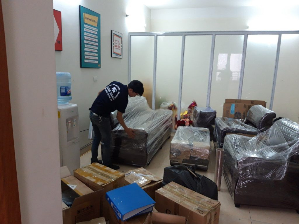 Khi tập trung xác minh, các trinh sát nhận thấy hai vợ chồng con nợ này có những biểu hiện khá bất thường. Ngay sau khi bà M mất tích, họ đột ngột chuyển về huyện Hoa Lư thuê nhà sinh sống. Đây là điều trái quy luật, bởi lẽ người đàn ông này dạy học tại TP Ninh Bình, chẳng có lý gì để từ bỏ thành phố về quê thuê nhà, chấp nhận đi làm rất xa mỗi ngày như thế. Thêm nữa, vào đêm tìm thấy thi thể bà M, căn nhà của cặp vợ chồng này sáng đèn đến sáng. (Ảnh minh họa, nguồn Internet)