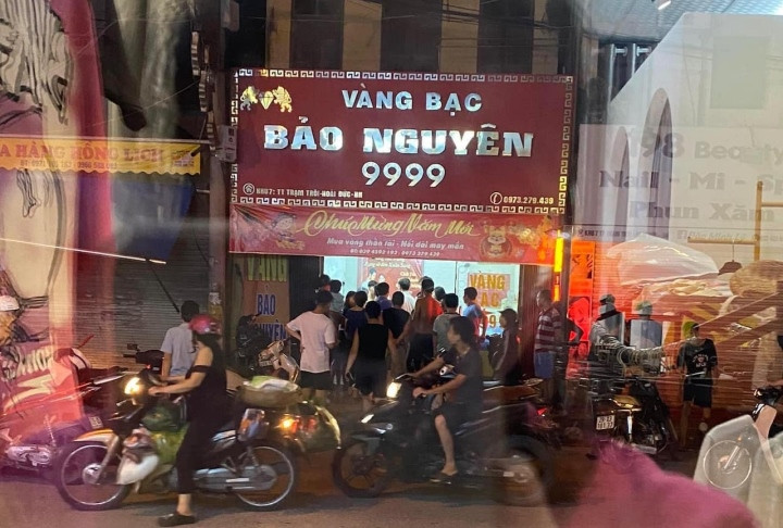 Kho khan ve tien bac, nam thanh nien di cuop tiem vang o Ha Noi