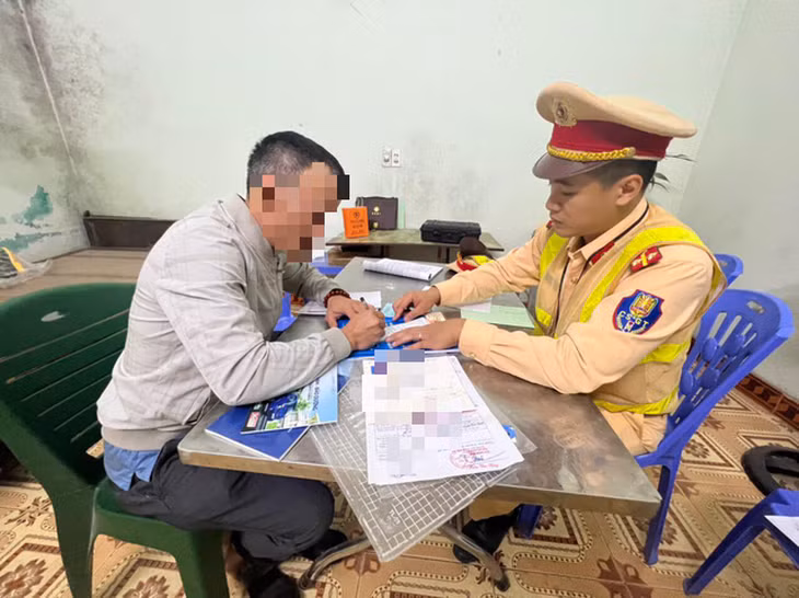  Tài xế không nhường đường cho xe cứu thương chở bệnh nhân đi cấp cứu: Ngày 17/10/2022, ông Vũ Thế P. (44 tuổi, trú tại Sơn Dương, Tuyên Quang) lái ô tô liên tục tạt đầu, không nhường đường cho xe cấp cứu của Bệnh viện Đa khoa tỉnh Tuyên Quang đang phát tín hiệu. Trên xe cấp cứu lúc này đưa một bệnh nhân bị trâu húc vỡ gan, tràn dịch màng phổi lên cấp cứu ở tuyến trên. Hành vi này diễn ra trên một đoạn đường dài. Ông P. sau đó bị Công an xử phạt hành chính.