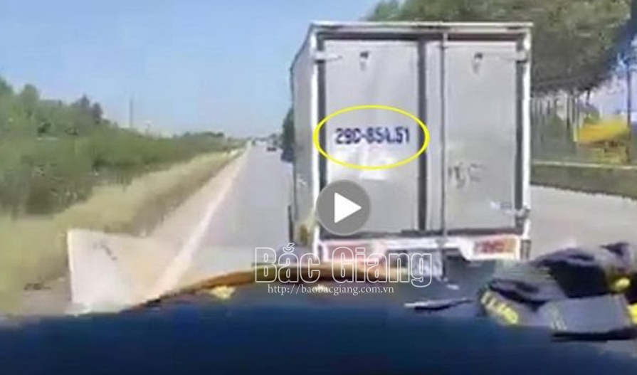  Không nhường đường cho xe cứu thương, tài xế bị phạt 4 triệu đồng: Ngày 17/6/2021, tại cao tốc Hà Nội - Bắc Giang đoạn qua địa phận huyện Việt Yên, tỉnh Bắc Giang, xe tải BKS 29C-854.51 do ông L.H.T (trú Hà Nội) điều khiển đã không nhường đường cho xe cứu thương chở bệnh nhân COVID-19 đi điều trị. Ông T. sau đó bị Phòng Cảnh sát giao thông Công an tỉnh Bắc Giang lập biên bản xử phạt 4 triệu đồng. (Ảnh: Báo Bắc Giang)