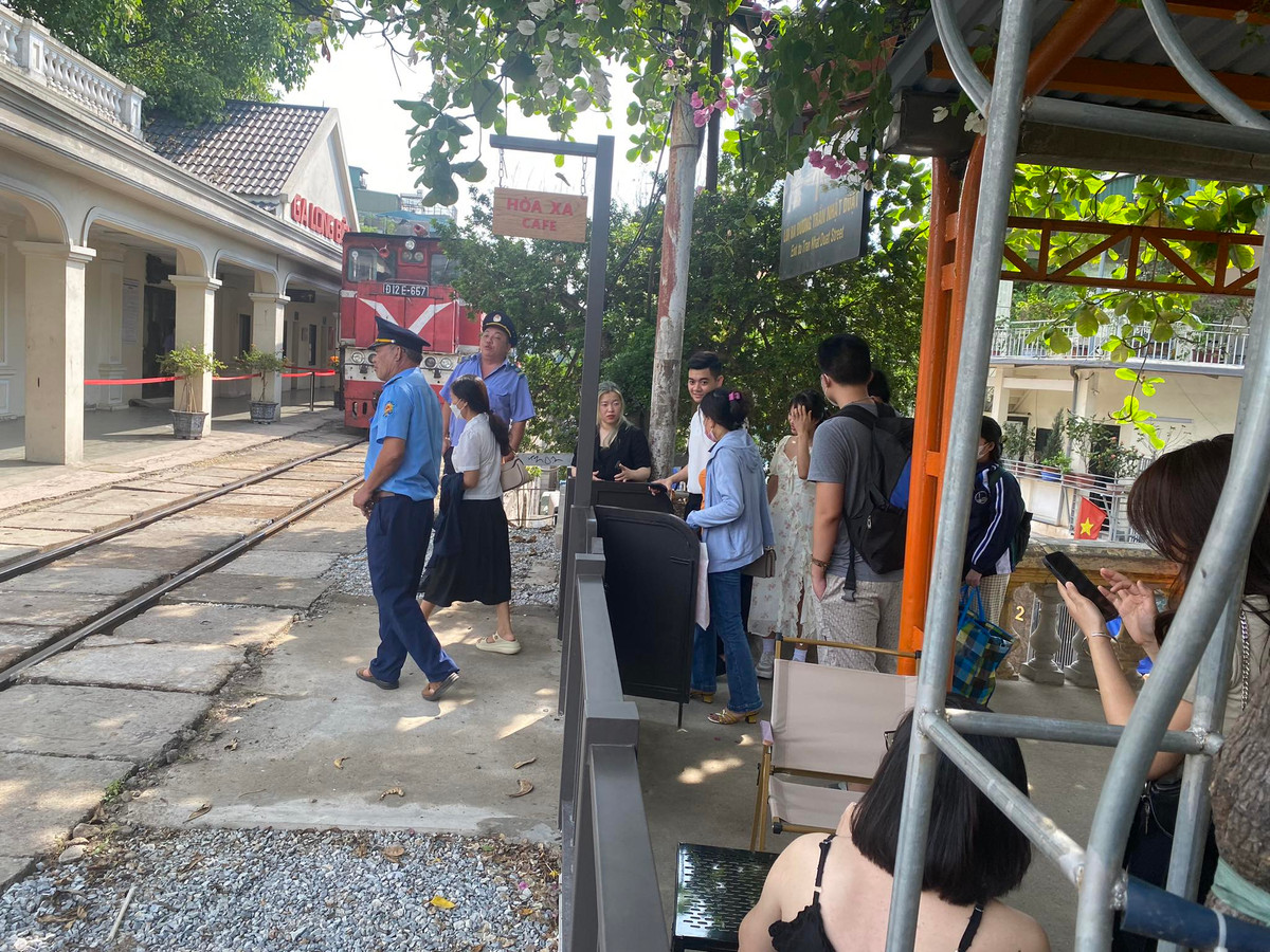 Đại diện Tổng Công ty đường sắt Việt Nam cũng chia sẻ thêm: "Việc làm ở ga Long Biên nằm trong chuỗi dự án mà Tổng công ty sắp tới mong muốn triển khai trên khu vực đường sắt, tạo một không gian mở thân thiện cho hành khách. Chúng tôi muốn biến tất cả các nhà ga thành điểm đến. Tương lai hướng tới một không gian văn hóa, điểm du lịch".