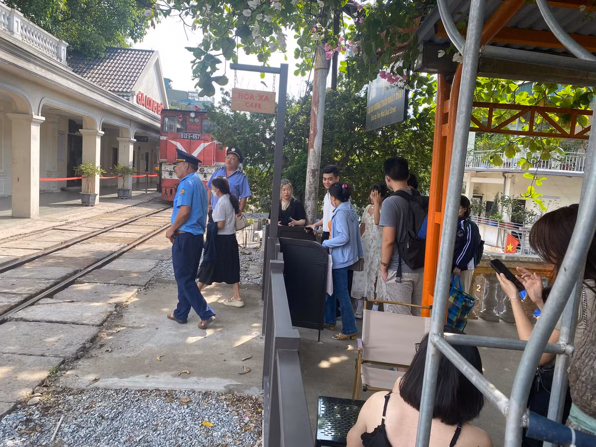 Đại diện Tổng Công ty đường sắt Việt Nam cũng chia sẻ thêm: "Việc làm ở ga Long Biên nằm trong chuỗi dự án mà Tổng công ty sắp tới mong muốn triển khai trên khu vực đường sắt, tạo một không gian mở thân thiện cho hành khách. Chúng tôi muốn biến tất cả các nhà ga thành điểm đến. Tương lai hướng tới một không gian văn hóa, điểm du lịch".