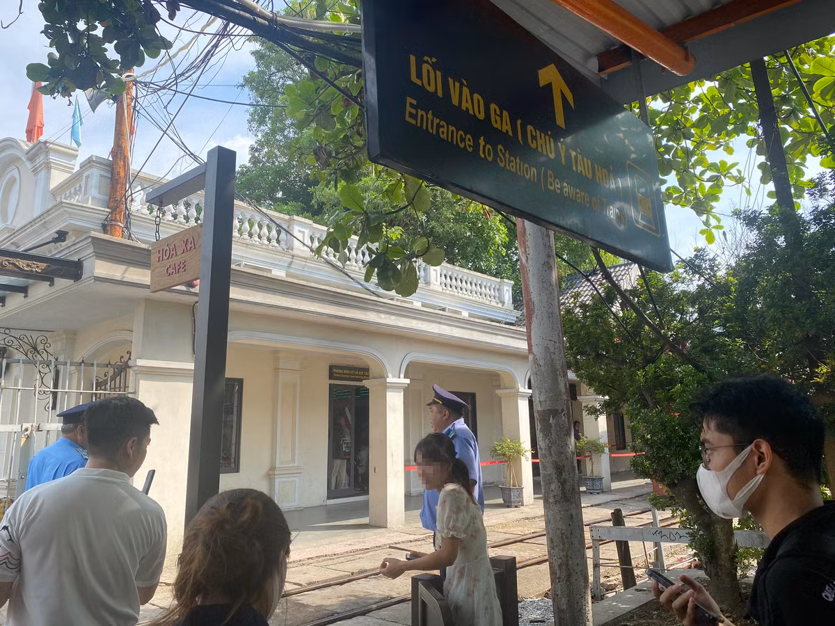 "Vậy nên, Tổng công ty muốn làm có một điểm đến chính quy để khách đến tham quan và được đảm bảo an toàn tuyệt đối. Tổng Công ty cũng đã xây dựng quy định, quy chế đối với hành khách khi đến đó và có bảo vệ canh gác để không cho phép hành khách sang các khu vực có thể ảnh hưởng đến an toàn chạy tàu", đại diện Tổng Công ty đường sắt Việt Nam cho biết. 