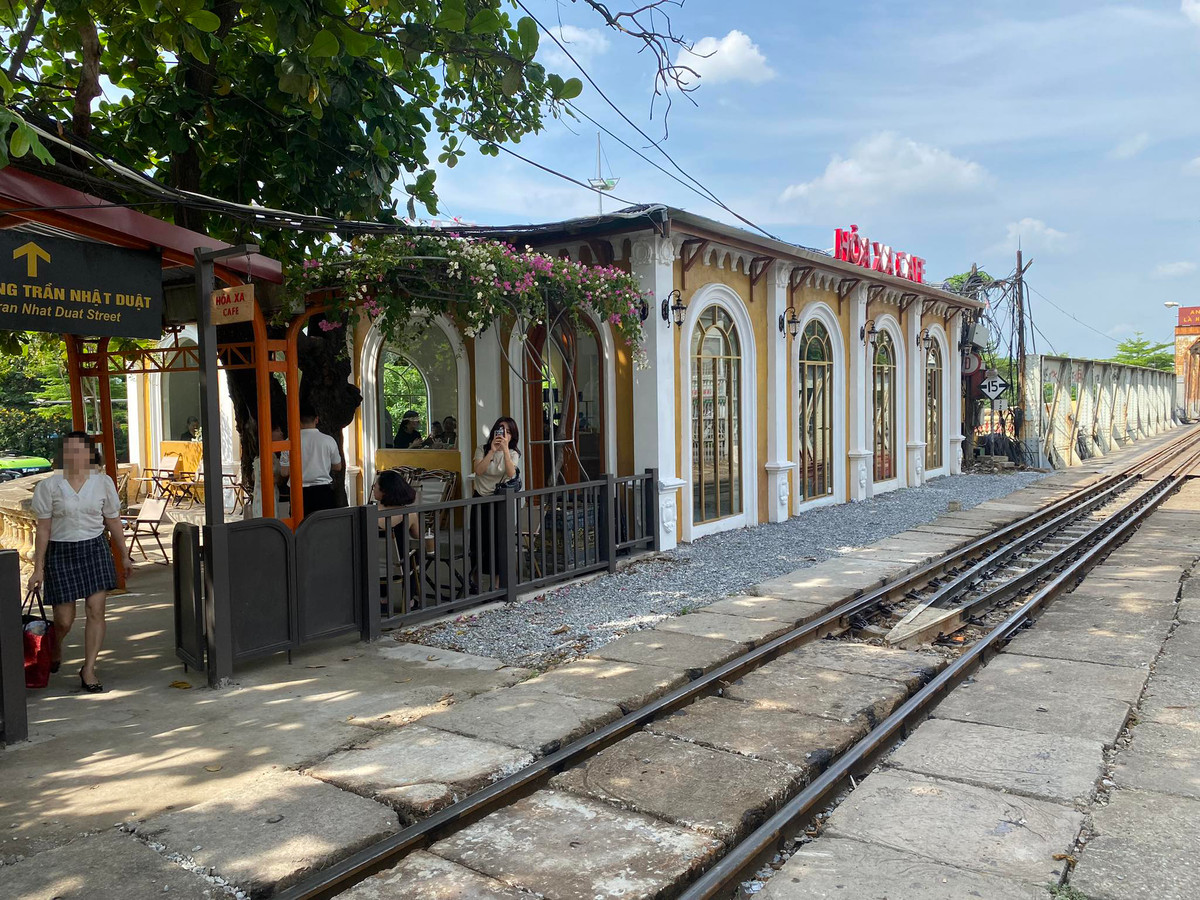 Đại diện Tổng Công ty đường sắt Việt Nam xác nhận, quán cà phê mang tên “Hỏa Xa” không phép và lý giải rằng hiện nay đang hoạt động thử nghiệm chứ chưa khai trương và đang trong quá trình xem phản hồi của hành khách cảm nhận ra sao để hoàn thiện về chất lượng phục vụ cũng như đồ uống trước lúc khai trương. Đại diện Tổng Công ty đường sắt Việt Nam khẳng định khi khai trương tất cả những thủ tục giấy tờ, PCCC sẽ đầy đủ.