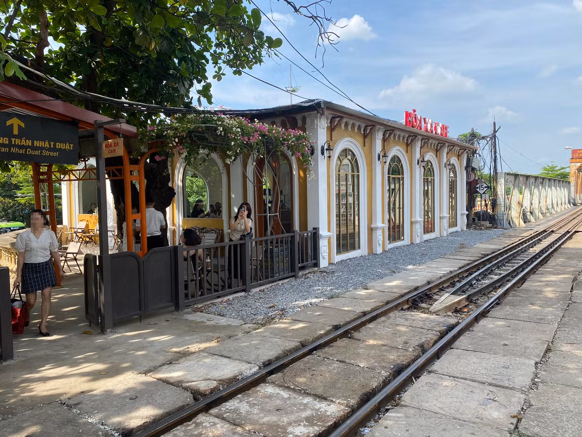 Đại diện Tổng Công ty đường sắt Việt Nam xác nhận, quán cà phê mang tên “Hỏa Xa” không phép và lý giải rằng hiện nay đang hoạt động thử nghiệm chứ chưa khai trương và đang trong quá trình xem phản hồi của hành khách cảm nhận ra sao để hoàn thiện về chất lượng phục vụ cũng như đồ uống trước lúc khai trương. Đại diện Tổng Công ty đường sắt Việt Nam khẳng định khi khai trương tất cả những thủ tục giấy tờ, PCCC sẽ đầy đủ.