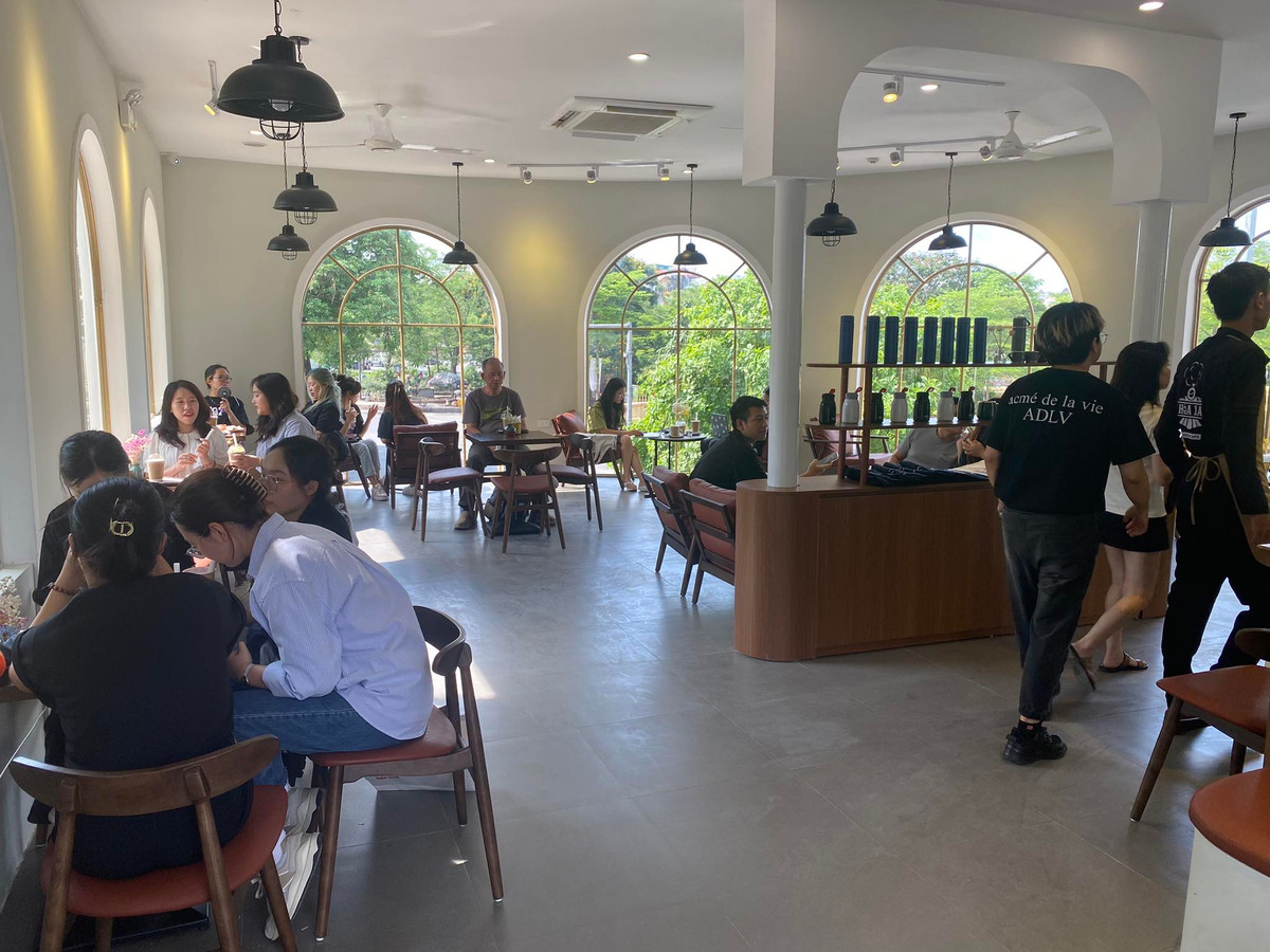 Trao đổi với PV Báo Tri thức và Cuộc sống, đại diện Tổng Công ty Đường sắt Việt Nam cho biết, việc xây dựng và cải tạo quán cà phê “Hỏa Xa” nhằm mục đích tạo điểm đến cho hành khách. Khách có thể sử dụng đồ uống hoặc chụp ảnh... Đây cũng là một trong những giải pháp giải quyết tình trạng cà phê đường tàu lấn chiếm hành lang, đe dọa an toàn, ảnh hưởng tới hành khách, ảnh hưởng đến uy tín của ngành đường sắt.