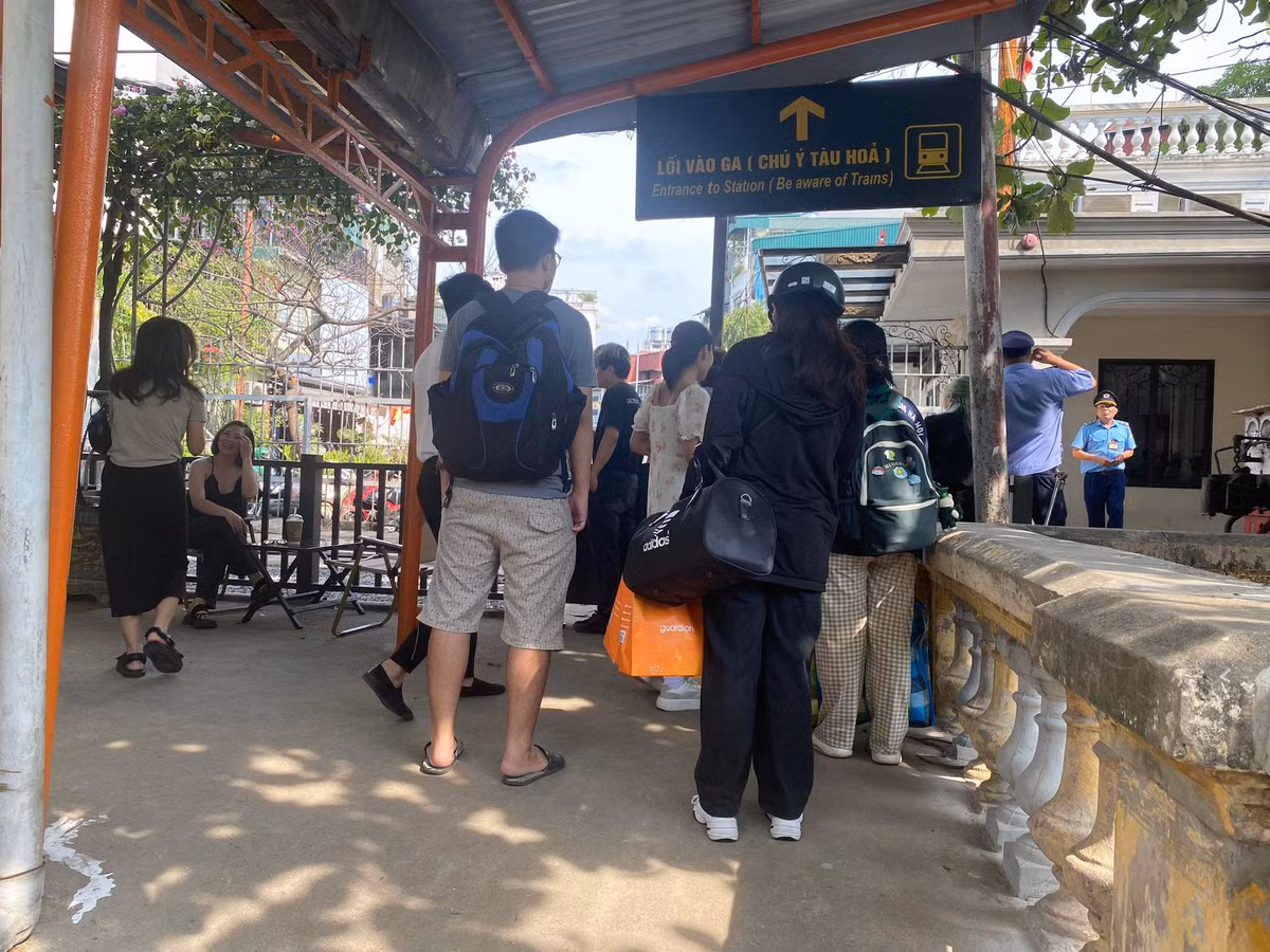 Theo quan sát của PV, quán cà phê “Hỏa Xa” dù chưa khai trương, nhưng cũng đã khá đông khách, đa phần là các bạn trẻ với nhu cầu trải nghiệm cà phê đường tàu trên cao. Tại lối vào ga Long Biên, đập vào mắt là tấm biển “Lối vào ga, chú ý tàu hỏa”. Thế nhưng, chả mấy ai để ý, bởi họ đang cố lách ra khỏi số hành khách để tìm kiếm cho mình một bức hình với khung cảnh đoàn tàu phía sau.