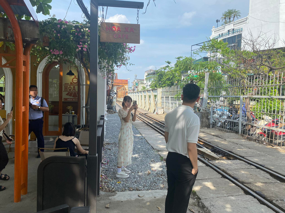 Điều đáng nói ở đây là, dù đầu tàu đang nổ máy, hành khách gấp rút vào ga chuẩn bị lên tàu, nhưng không thấy nhân viên nào của nhà ga nhắc nhở những khách hàng của quán cà phê đang tạo dáng chụp ảnh. Trong khi phía bên kia đường ray, rào chắn cao vượt quá đầu người để đảm bảo an toàn, thì phía cà phê "Hỏa Xa", có lẽ được thiết kế phù hợp với không gian của quán nên rào chắn chỉ cao chưa tới 1m.