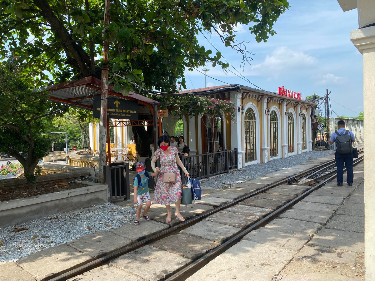 Rõ ràng, rất thiếu an toàn khi chỉ cần một bước là có thể vượt qua hàng rào. Được biết, tháng 4/2023, Tổng Công ty đường sắt Việt Nam có văn bản xin được cải tạo, sửa chữa nguyên trạng. Tuy nhiên, khi phát hiện việc biến tướng từ phòng làm việc của nhân viên thành quán cà phê, UBND phường Đồng Xuân, quận Hoàn Kiếm, Hà Nội cũng đã phối hợp với Công an phường chủ động kiểm tra và đã lập biên bản, báo cáo lãnh đạo UBND quận có phương án xử lý. 