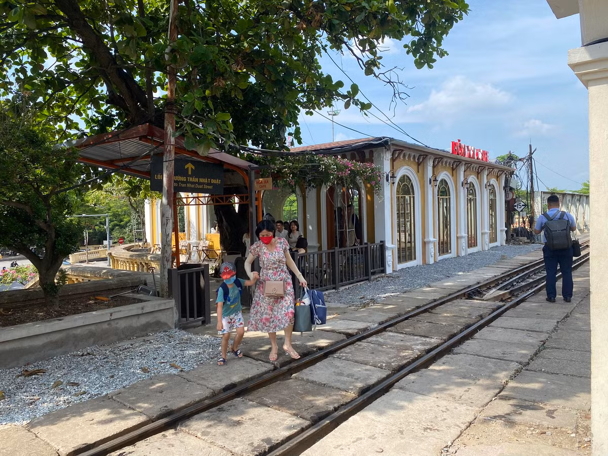 Rõ ràng, rất thiếu an toàn khi chỉ cần một bước là có thể vượt qua hàng rào. Được biết, tháng 4/2023, Tổng Công ty đường sắt Việt Nam có văn bản xin được cải tạo, sửa chữa nguyên trạng. Tuy nhiên, khi phát hiện việc biến tướng từ phòng làm việc của nhân viên thành quán cà phê, UBND phường Đồng Xuân, quận Hoàn Kiếm, Hà Nội cũng đã phối hợp với Công an phường chủ động kiểm tra và đã lập biên bản, báo cáo lãnh đạo UBND quận có phương án xử lý. 