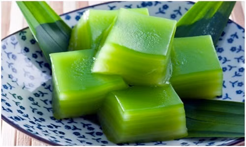 Bánh có từ 5 - 9 lớp bánh mỏng. Mỗi lớp bánh có một màu sắc và mùi vị khác khác nhau. 