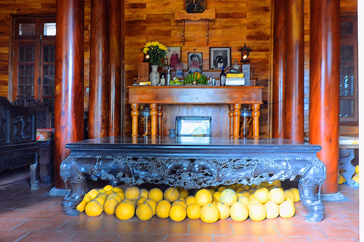 Gian giữa ngôi nhà cổ trăm tuổi dùng để bài trí ban thờ và các đồ tế tự với mục đích thờ cúng tổ tiên.