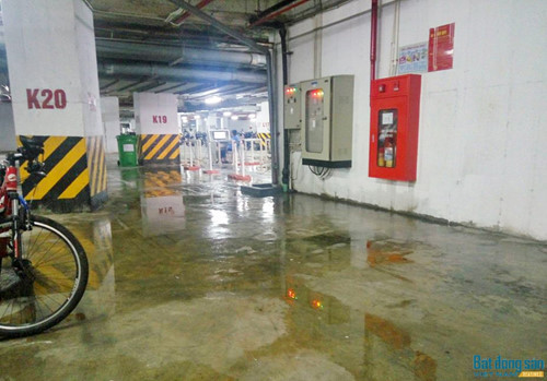 Xuất hiện nhiều vũng nước lớn, mùi hôi thối nồng nặc trong thời gian dài. Ảnh: Reatimes.vn.