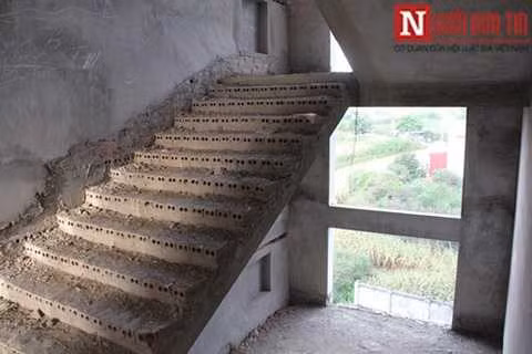 ... có nhiều đối tượng đến "hôi của", tháo dỡ vật dụng trong nhà mang đi. Ảnh: NĐT.