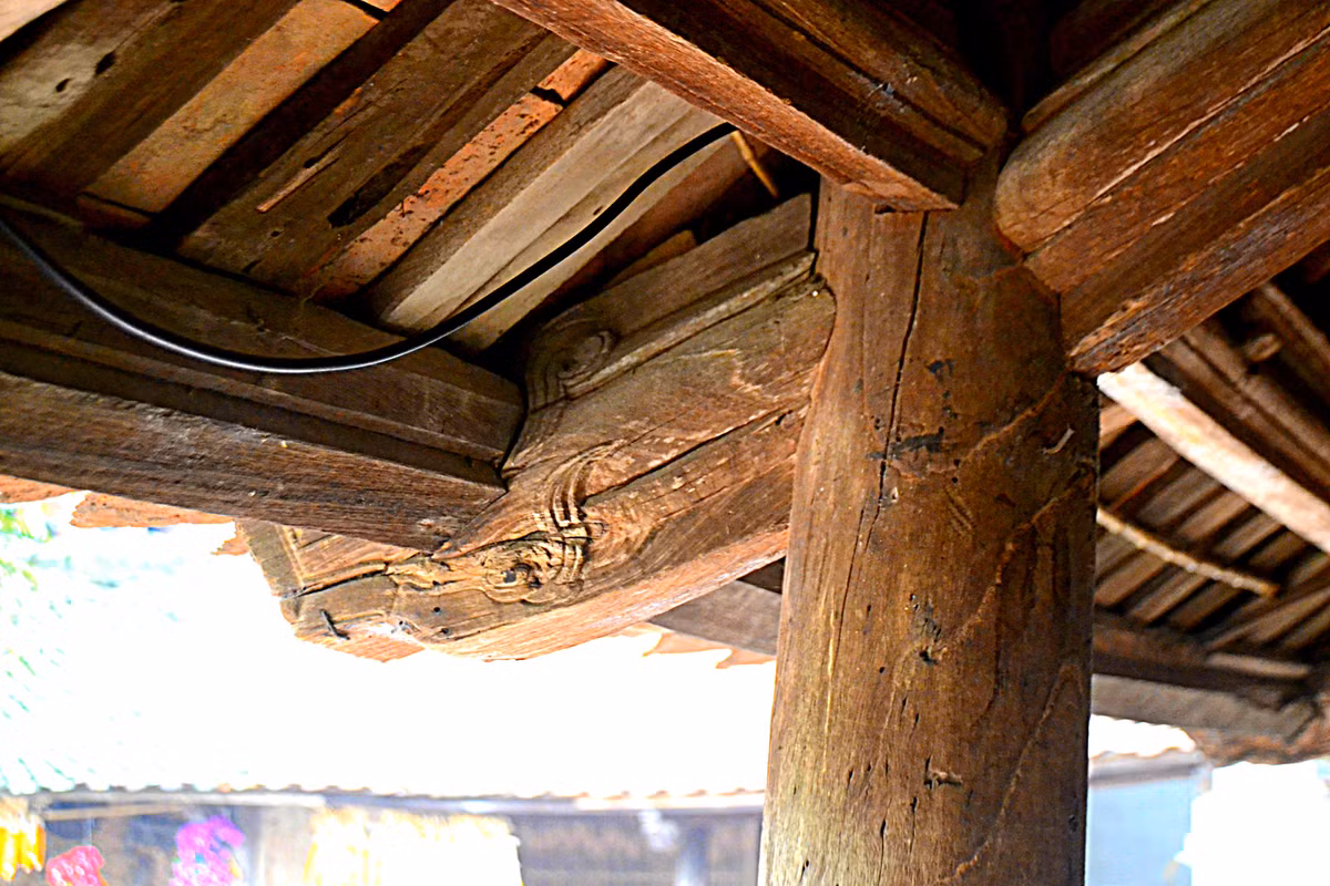 Các bộ vì đứng trên 5 hàng chân cột, các bộ vì chính đều được xẻ họng đầu cột cái, từ đó câu đầu ăn mộng vào thân cột cái đỡ sức nặng mái trên. Hoa văn trang trí tại các đầu con rường là vân xoắn.