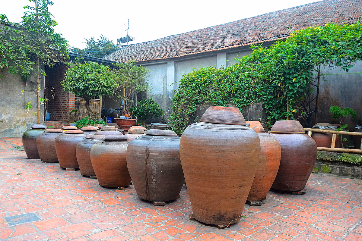 Góc sân các nhà thường để một số chum, hũ đựng tương. Ngày xưa, người ta thường ủ trong đó những khẩu thịt lợn luộc qua, hay để muối cà ăn dần.