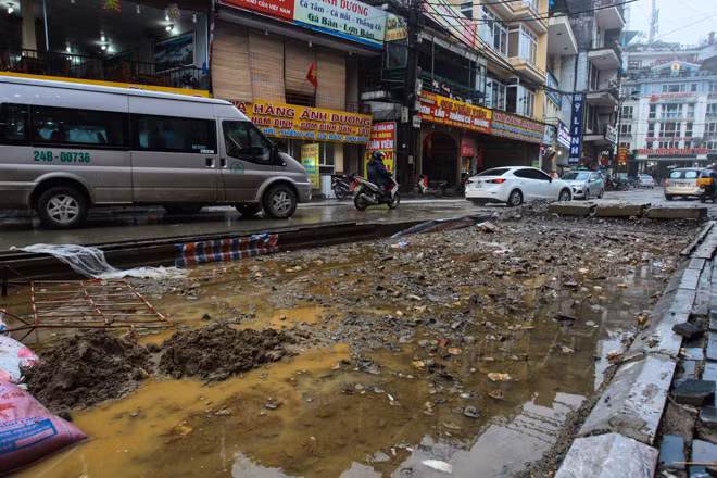 Những hố ga xuất hiện bất thình lình trên tuyến đường Ngũ Chỉ Sơn như cái “bẫy” chết người đang há miệng chờ mồi.