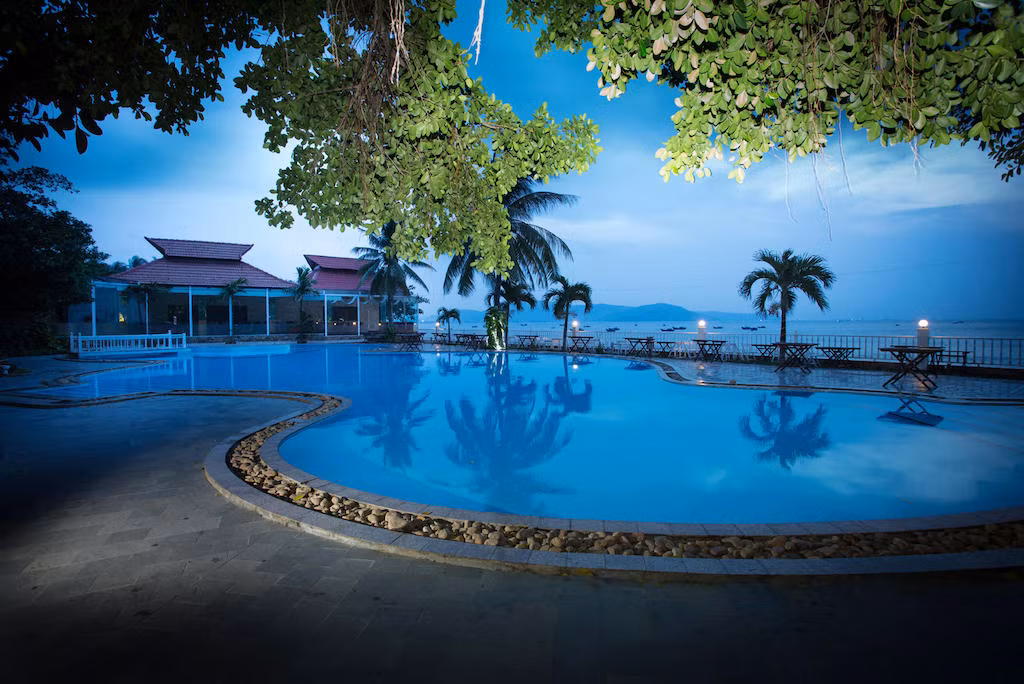 Phòng có ban công riêng, nhìn ra biển, đồi núi, sân vườn resort. Ảnh: dulichquynhon.com.