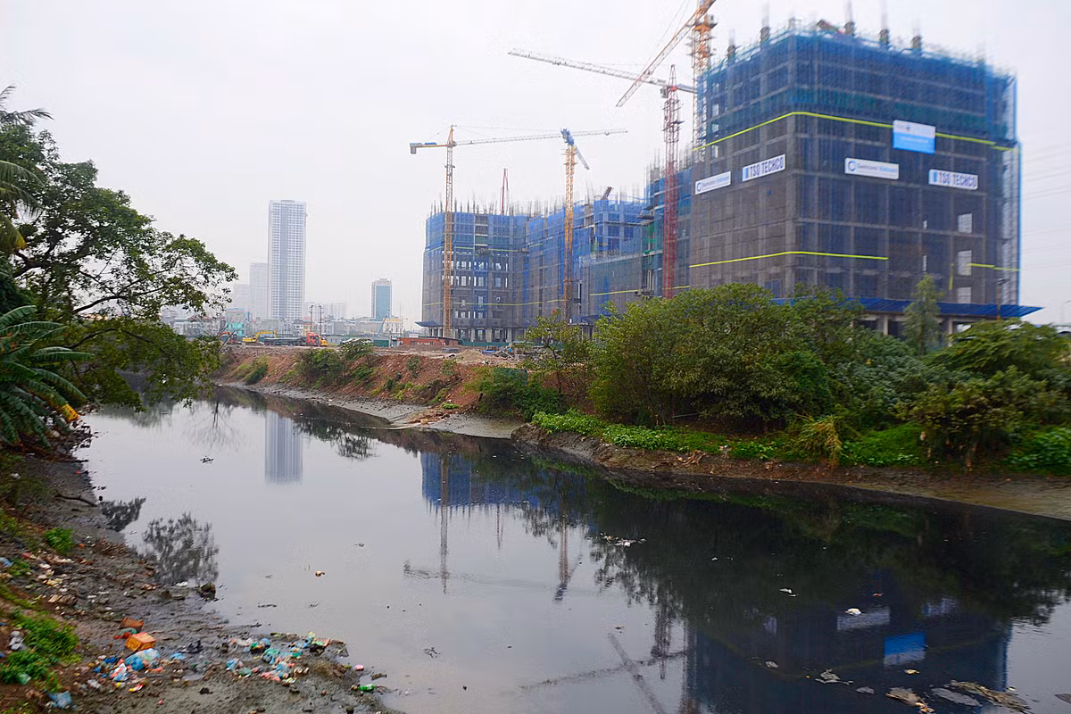 Dự án Roman Plaza nằm cạnh dòng sông Nhuệ đen kịt được chủ đầu tư vẽ ra viễn cảnh vô cùng lãng mạn.