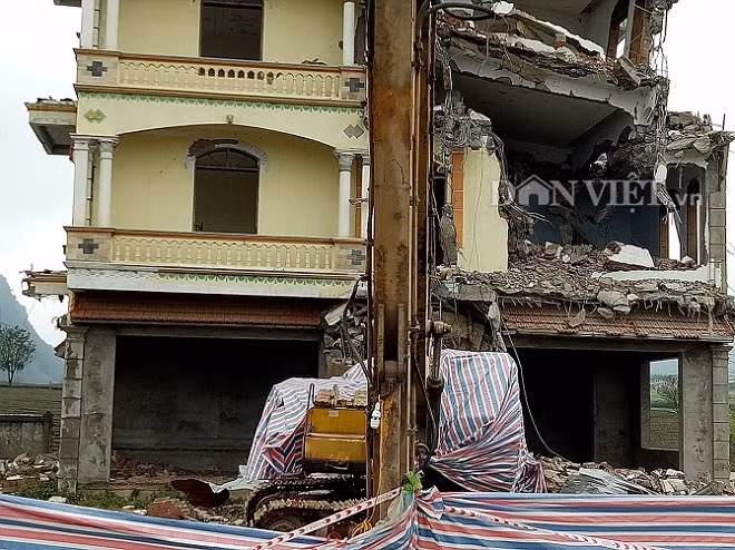 Chiếc máy xúc đã bị một phần của tòa nhà đổ ập xuống vào chiều qua. Rất may công nhân đã kịp nhảy khỏi máy nên không có thiệt hại về người.