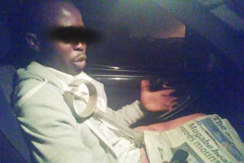 Nam giáo viên Chivamba (48 tuổi) ở Zimbabwe từng bị phụ nữ sàm sỡ