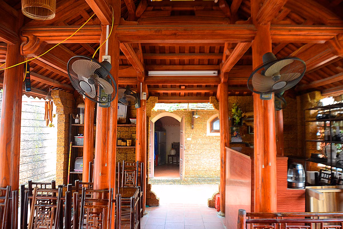 Hình thức ngôi nhà tuân thủ nguyên tắc coi trọng số lẻ của truyền thống văn hóa nông nghiệp lúa nước: bước lên nhà là con số lẻ, số gian nhà ông là số lẻ, bộ vì nhà được chia theo số lẻ...