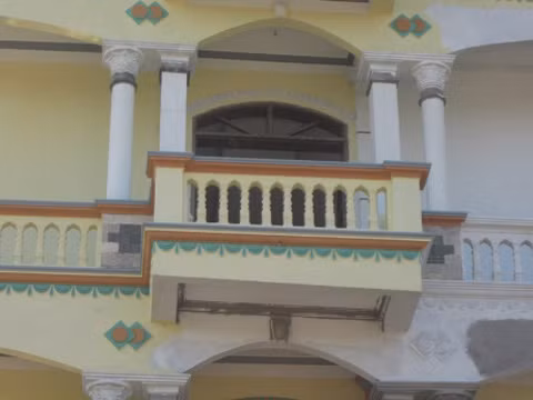 Cả tòa nhà có 35 phòng, tất cả đều có ban công với "view" cực đẹp. Ảnh: VTC News.