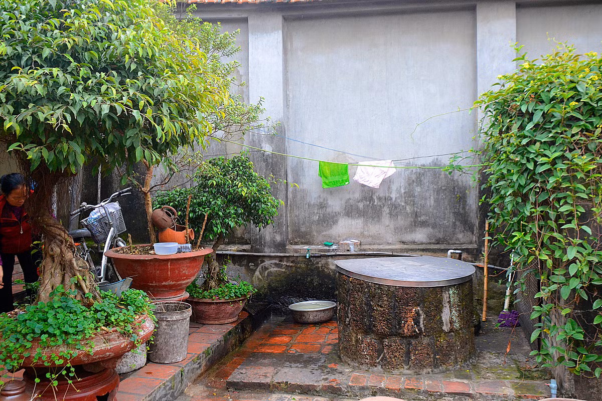 Giếng đá ong cổ - một vật hiếm có thời nay trong các ngôi nhà Việt.
