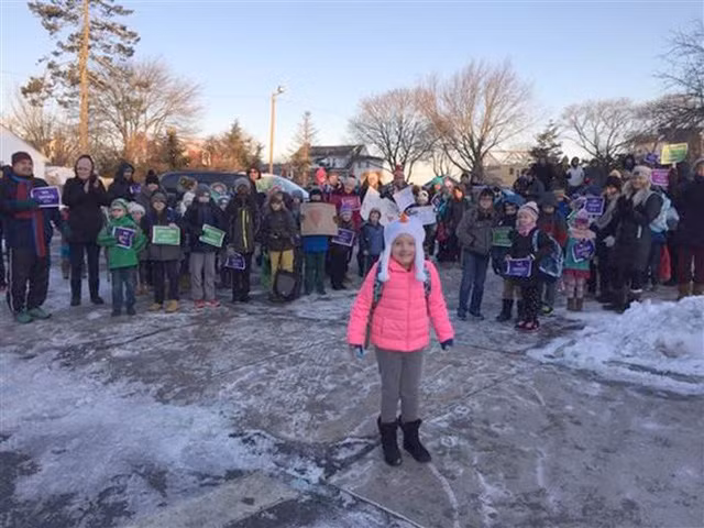 Kelley trong buổi đầu trở lại trường học sau 15 tháng điều trị.