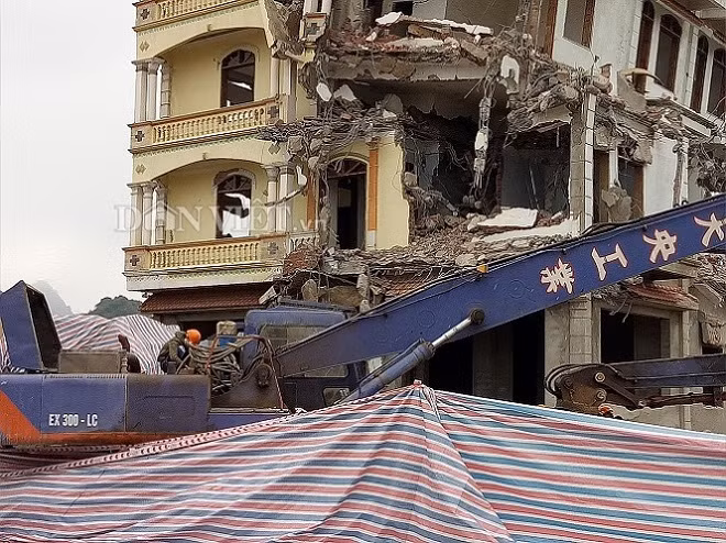 Trong sáng nay (16/1), đơn vị nhận phá dỡ tòa nhà đã huy động thêm một máy cẩu do chiếc máy cẩu chiều qua đã bị một phần của tòa nhà đổ ập xuống gây hư hỏng nặng.