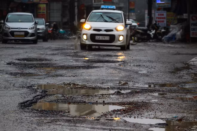 Những tuyến phố của thị trấn Sa Pa như đang bị băm nát bởi sự quá tải của người và phương tiện. Mặt đường sụt lún, thủng lỗ chỗ.