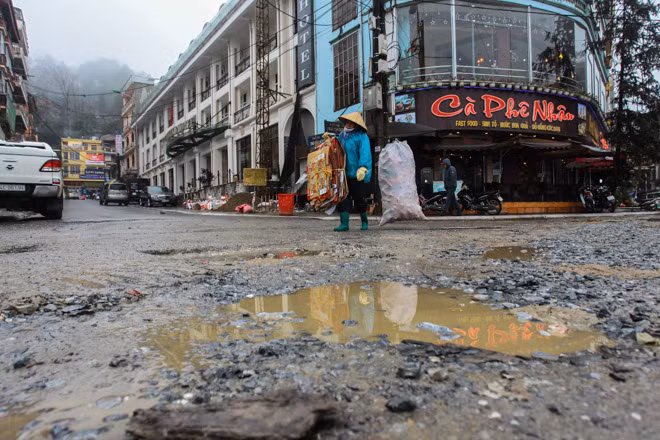 Đường Thác Bạc ở thị trấn Sa Pa tuy chỉ dài gần 1 cây số nhưng hằng ngày phải oằn mình gánh chịu hàng trăm chuyến xe tải trọng lớn cày xới.