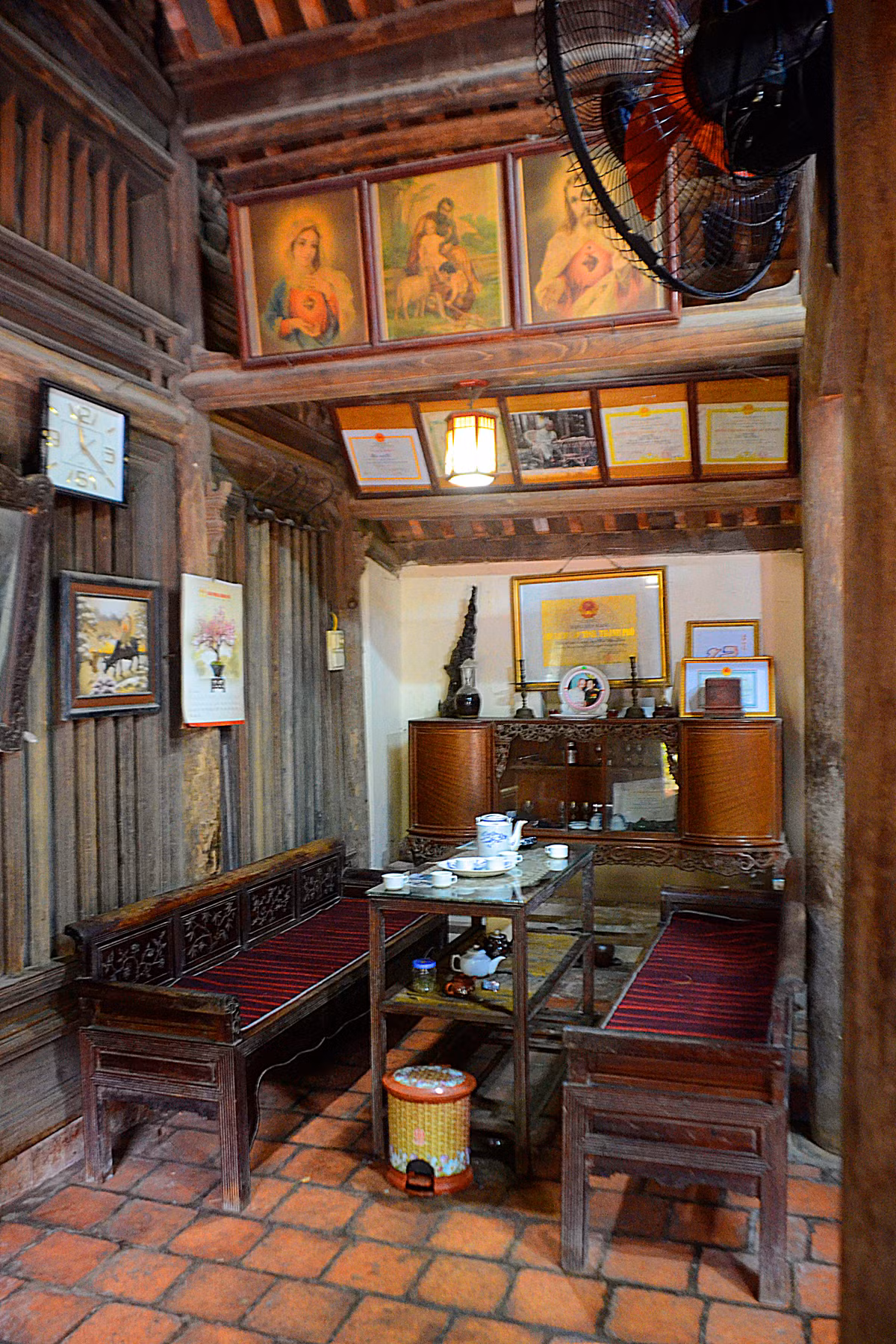 Bộ trường kỷ tiếp khách cũng mang hơi hướng hoài cổ.