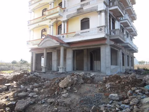 Tàng từng tuyên bố sẽ biến tòa nhà này thành khách sạn sang trọng nhất nhì tỉnh. Ảnh: TPO.