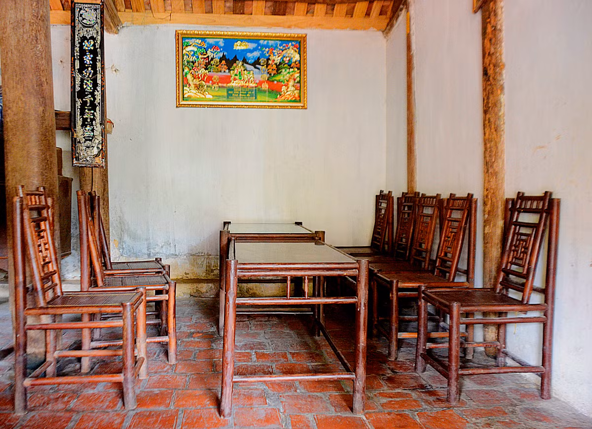 Trong đó, 3 gian chính giữa được dùng riêng đặt bàn thờ thờ cúng tổ tiên và dùng làm nơi tiếp khách…