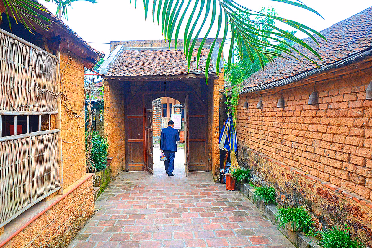 Cổng chính của ngôi nhả cổ.