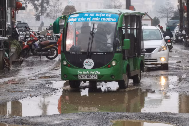 Sa Pa nơi được mệnh danh là “xứ sở sương mù” những ngày này khi nền nhiệt độ giảm xuống còn khoảng 0 độ C đang thu hút rất đông khách đổ về đây đón tuyết rơi.