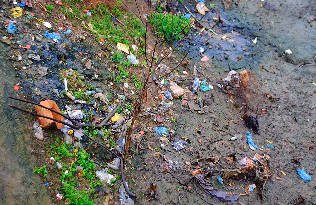 Có những thời điểm lòng sông gần như cạn khô.