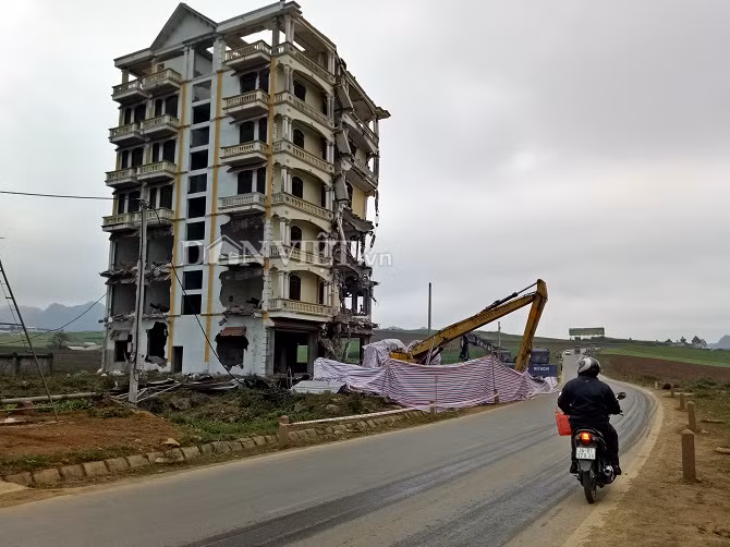 Nhiều người dân hiếu kỳ, các phương tiện tham gia giao thông bất chấp sự nguy hiểm ngước lên nhìn tòa nhà sắp thành đóng đổ nát.