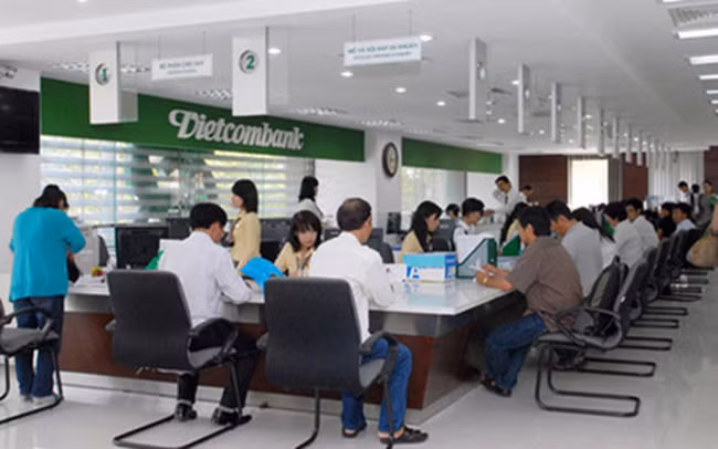 Cổ phiếu của Vietcombank năm 2017 cũng ghi nhận mức cao kỷ lục, cho đến ngày 12/1 là trên 58.000 đồng, nâng vốn hóa thị trường lên trên 155 nghìn tỷ đồng, là ngân hàng có vốn hóa cao nhất ngành và nằm trong top đầu của toàn thị trường chứng khoán. Ảnh: vtv.vn.